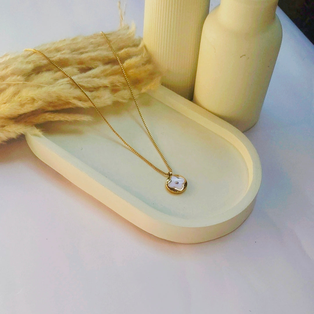 Signature Blossom Pendant Necklace – Gold & Mother-of-Pearl Look | Timeless Luxury Charm