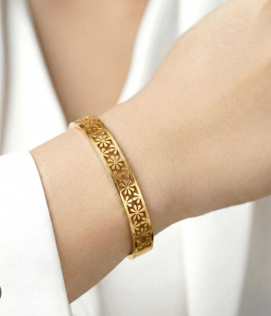 Floral Cutwork Gold Finish Openable Bangle