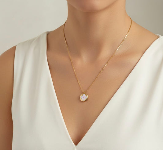 Signature Blossom Pendant Necklace – Gold & Mother-of-Pearl Look | Timeless Luxury Charm